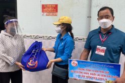 300 suất quà được Tổ đại biểu Hội đồng nhân dân Thành phố Hồ Chí Minh trao tận tay công nhân và người lao động ở trọ