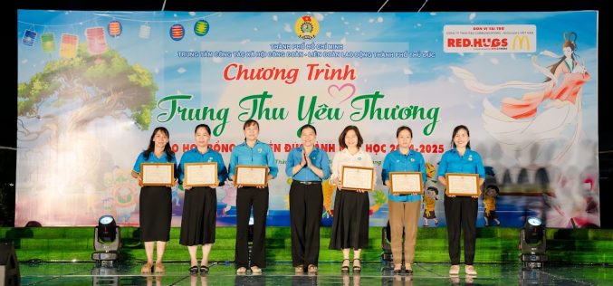 Chăm lo 300 thiếu nhi có hoàn cảnh khó khăn trong chương trình “Trung thu yêu thương 2024”.