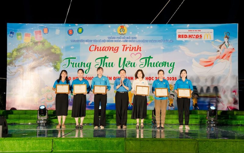 Chăm lo 300 thiếu nhi có hoàn cảnh khó khăn trong chương trình “Trung thu yêu thương 2024”.